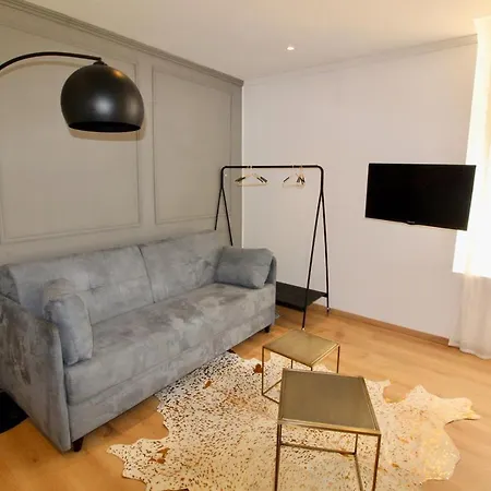 Lovely Renovated Golden Square Pedestrian Apartment