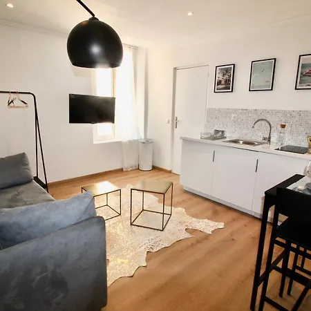 Apartment Lovely Renovated Golden Square Pedestrian *